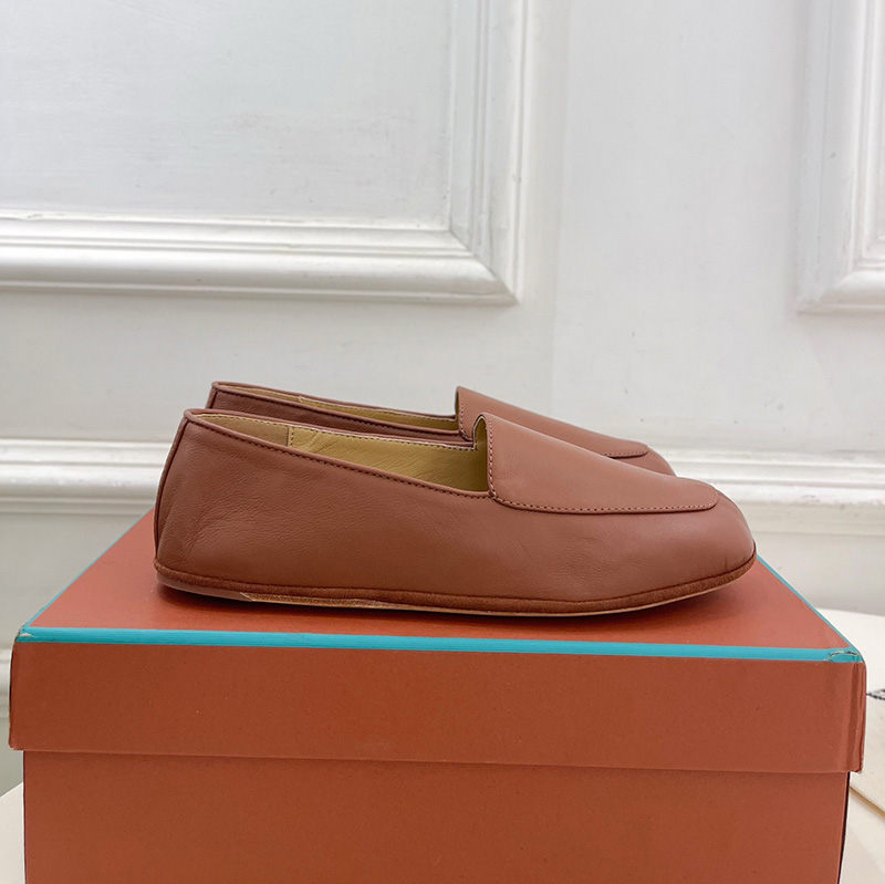 로로피아나 안톤워크 스웨이드 라운드토우 로퍼 남여공용 카멜  FAO71358000