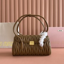 미우미우 마틀라쎄 레더 숄더백 브라운 5BD265