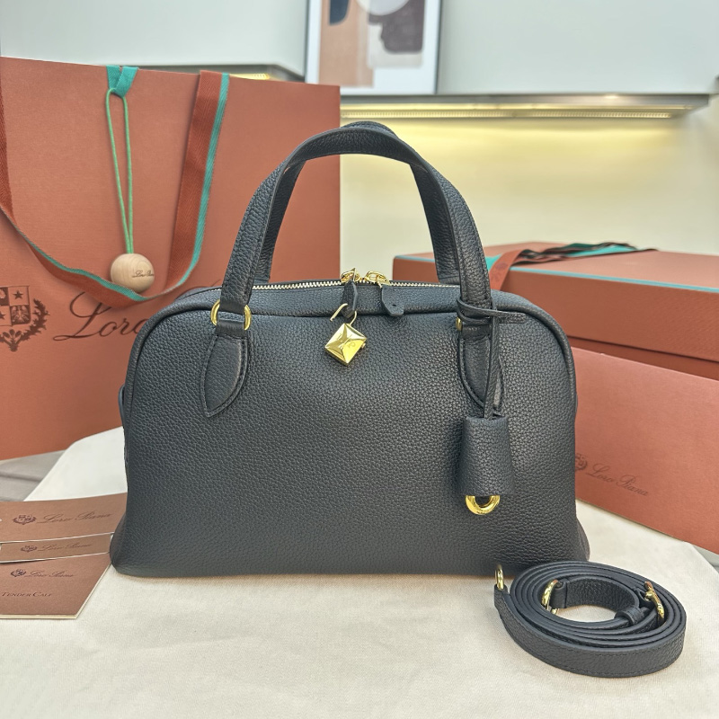 로로피아나 니들백 스몰 미디엄 크로스백 블랙 FAP2001