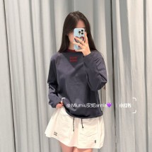 26SS 미우미우 리얼 로고 디테일 콘트라스트 크루넥 스웨트셔츠  MJLA31  D