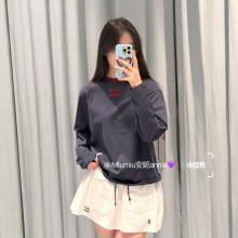 26SS 미우미우 리얼 로고 디테일 콘트라스트 크루넥 스웨트셔츠  MJLA31  D